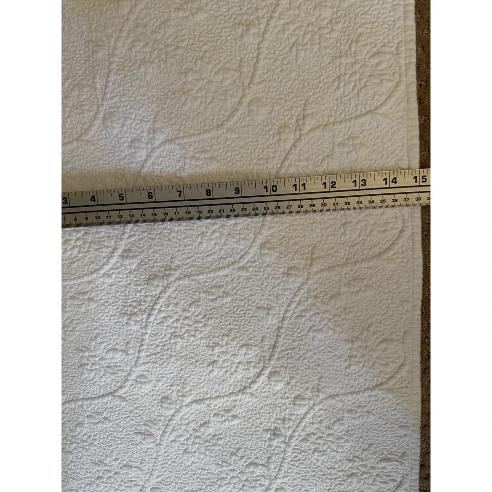 Williams Sonoma White Quilted Floral Matelasse Table Runner 97x15 9178096